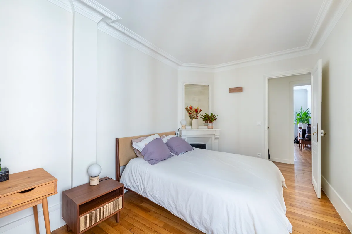 Chambre rénovée, moulures haussmanniennes, projet Trente