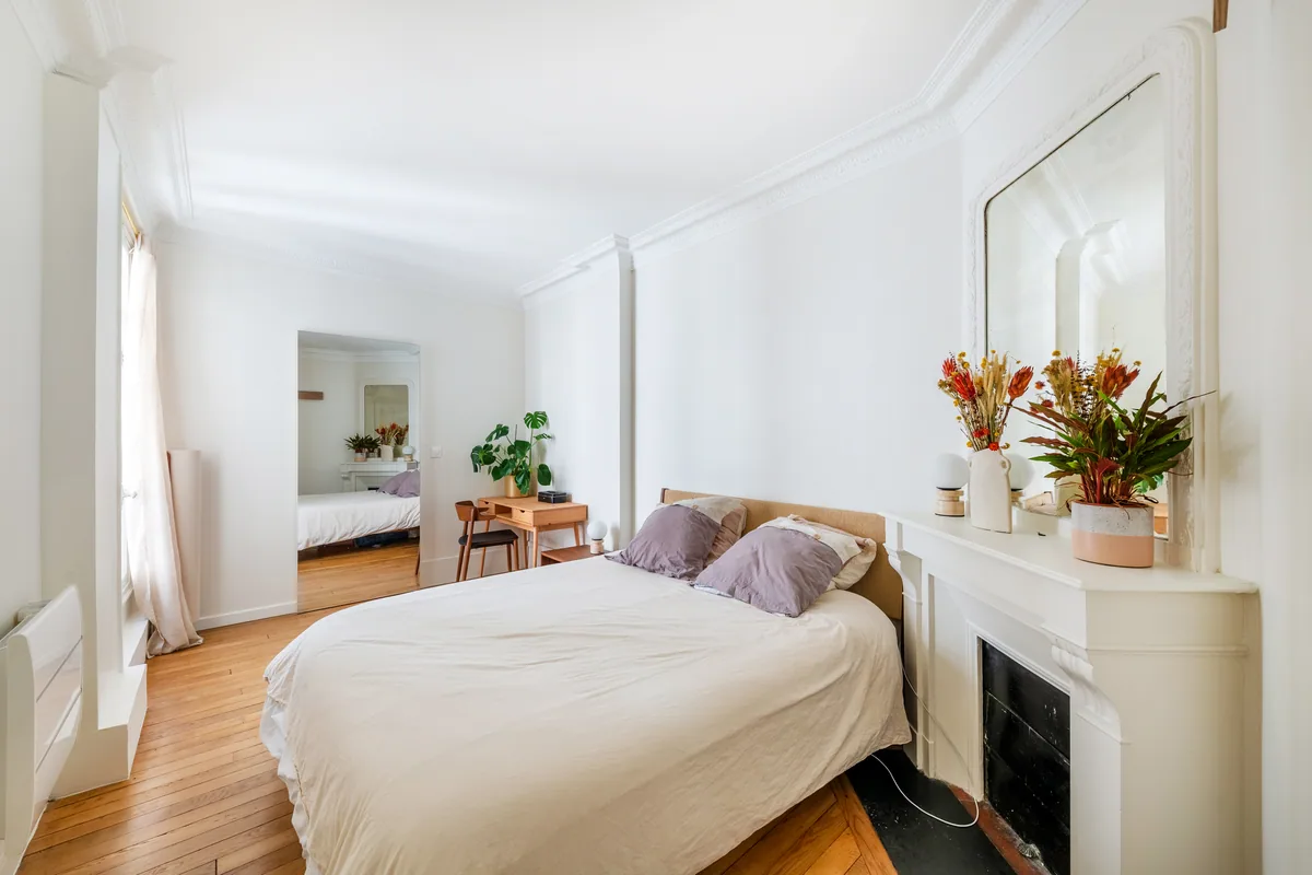 Trente — chambre, vue vers l'enfilade des pièces