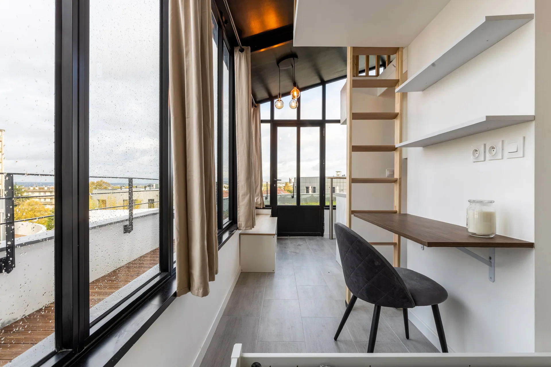 Le Nid — espace bureau sous verrière, mezzanine bois
